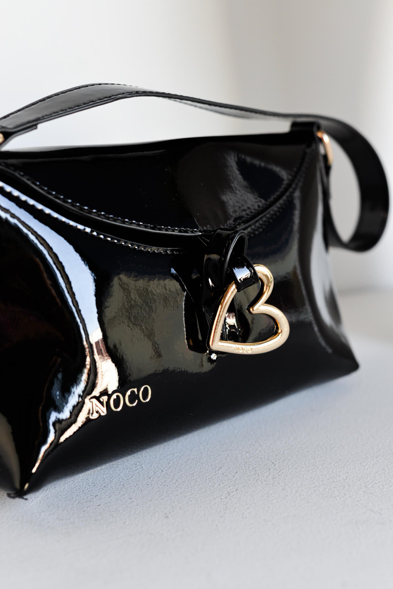 Bandolera charol corazón Noco Negro